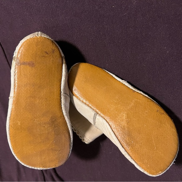 Vintage pair of baby shoes. 4 buttons and details along top of the shoe - Picture 3 of 12